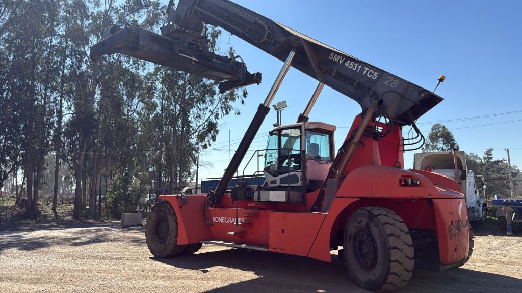 Arriendo de maquinaria pesada y Reach Stackers