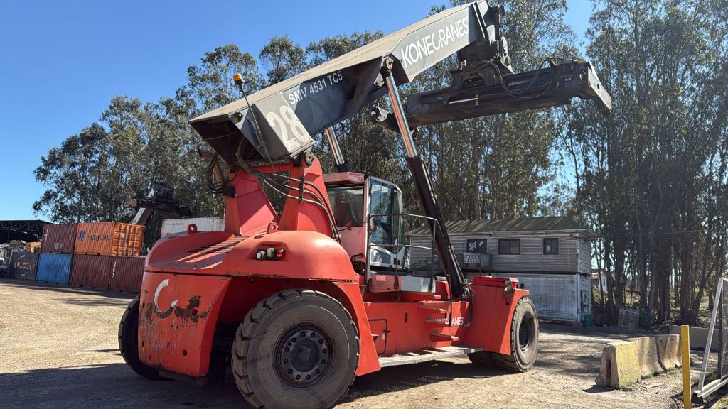 Arriendo de maquinaria pesada y Reach Stackers